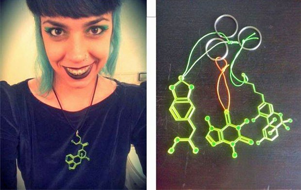 Clarissa Reche, integrante do grupo Protomatos, mostra os colares feitos em formato de molécula que o grupo tenta vender para arrecadar dinheiro (Foto: Arquivo pessoal/Clarissa Reche)