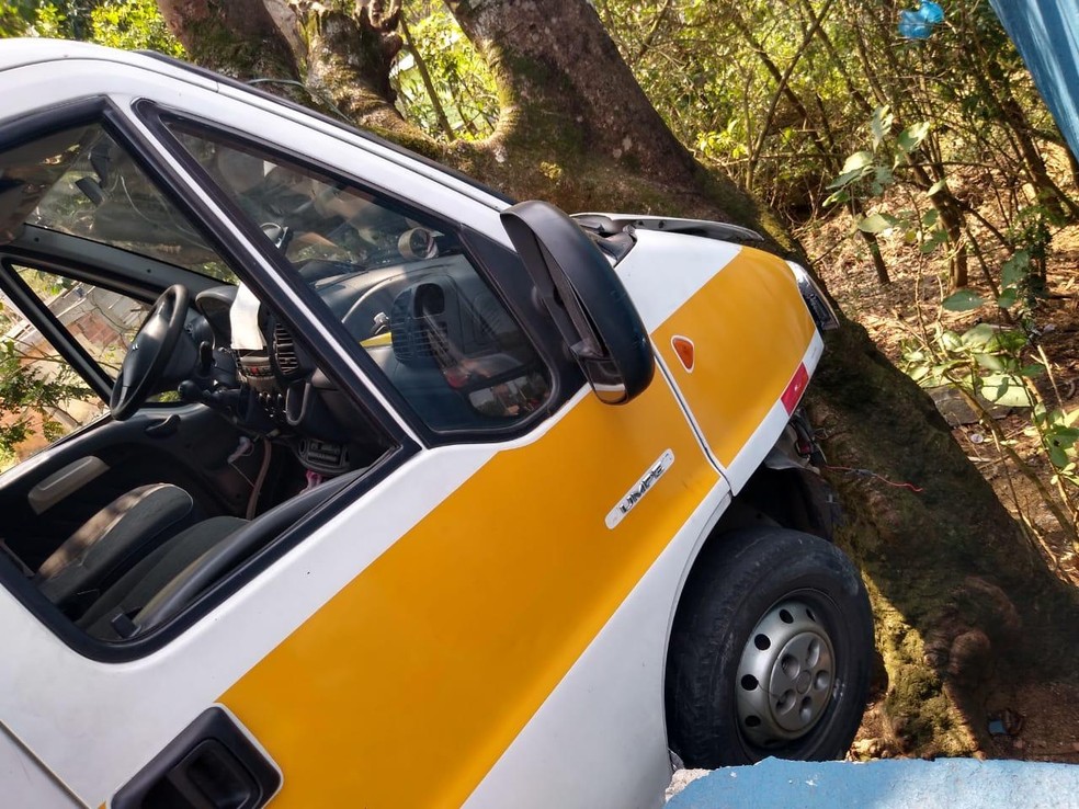 Acidente com van escolar deixou oito crianças feridas, segundo a Polícia Militar. — Foto: Reprodução/Redes sociais 