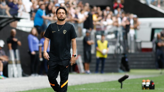 Arthur Elias, do Corinthians, vê 