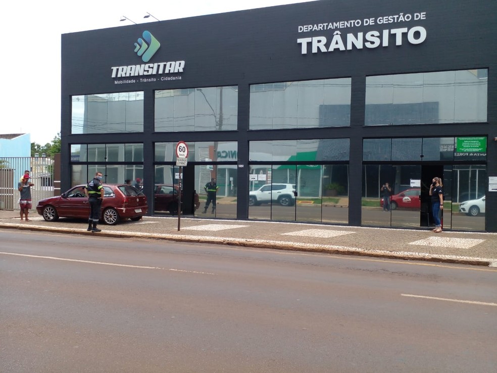 Motorista sem habilitação foi multado por estacionar na calçada, em Cascavel — Foto: Transitar/Divulgação