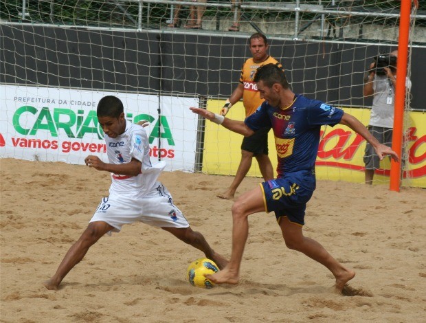 Rui, de Vila Velha, divide bola com Erik, de Vitória (Foto: Divulgação/Pauta Livre)