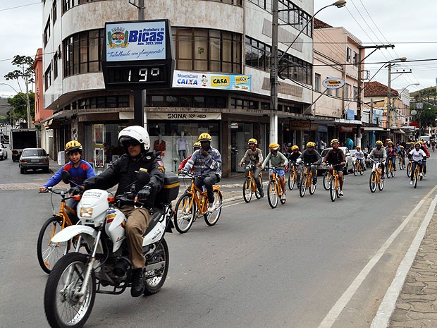 Prefeiturade Bicas entrega bicicletas para alunos da rede pública de ensino (Foto: Milene Durão/Divulgação)