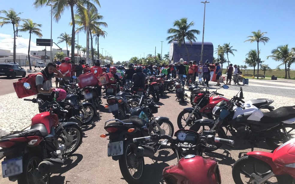 Manifestantes ficaram próximo aos Arcos da Orla — Foto: Rafael Carvalho/TV Sergipe