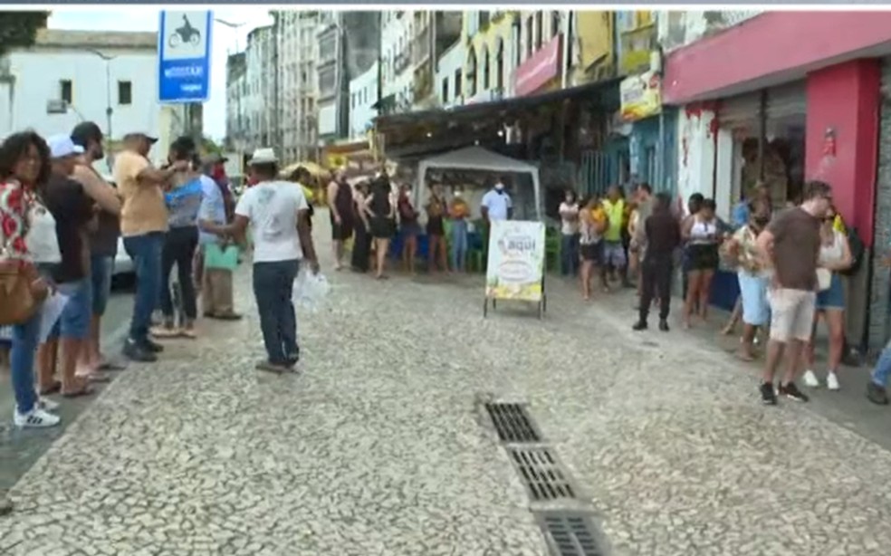 Problema em cabine do Elevador Lacerda provoca aumento de filas para embarque no equipamento — Foto: Reprodução/TV Bahia
