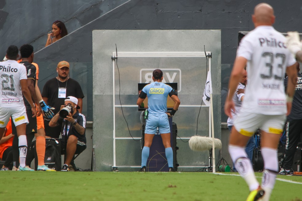 FPF divulga áudio do VAR sobre gol anulado de Yuri Alberto em Santos x Corinthians