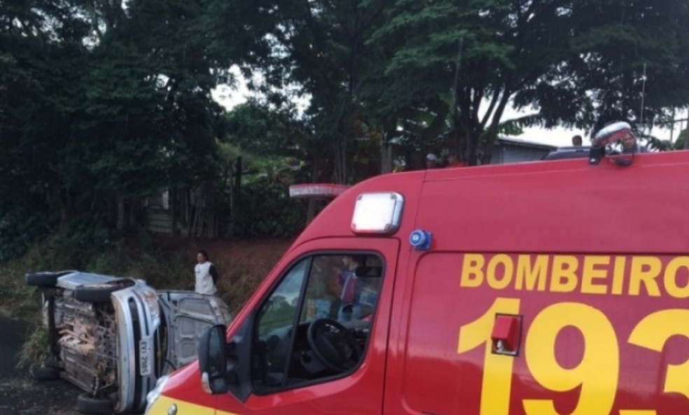 Por conta a chuva, carro tombou no trevo de Jafa (Foto: Corpo de Bombeiros/Divulgação)