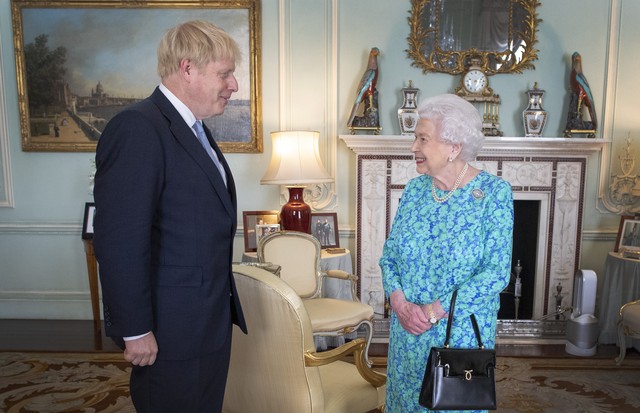 LONDON, ENGLAND - JULY 24: Queen Elizabeth II welcomes newly elected leader of the Conservative party, Boris Johnson during an audience where she invited him to become Prime Minister and form a new government in Buckingham Palace on July 24, 2019 in Londo (Foto: Getty Images)