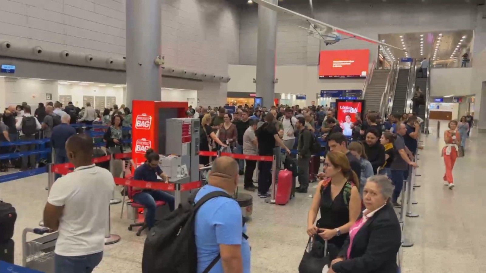 Voos cancelados, aulas suspensas e 81 mil sem luz: RS tem manhã de chuva e vento forte