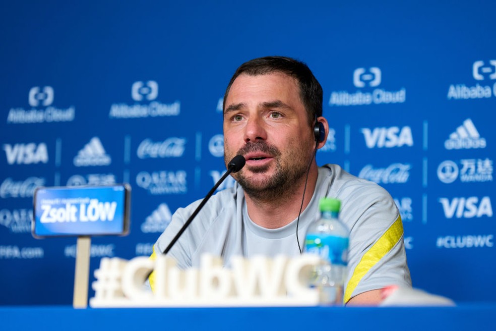 Auxiliar técnico Zsolt Low foi quem concedeu entrevista coletiva do Chelsea pré-final do Mundial — Foto: Getty Images