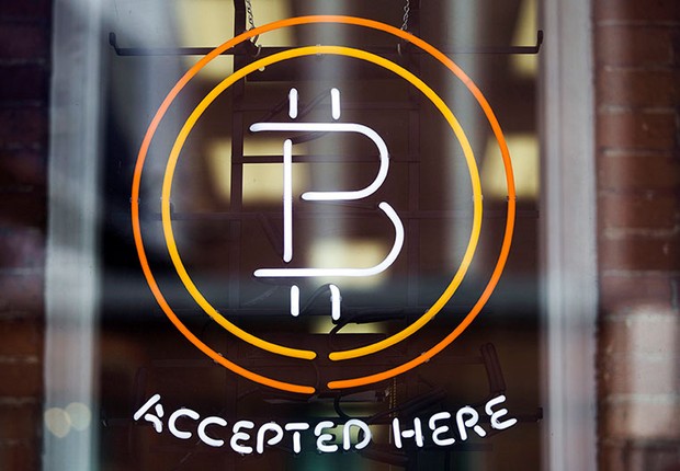 Sinal de bitcoin é visto na vitrine de uma loja em Toronto, no Canadá ; moeda virtual ; criptomoeda ;  (Foto: Mark Blinch/Reuters)