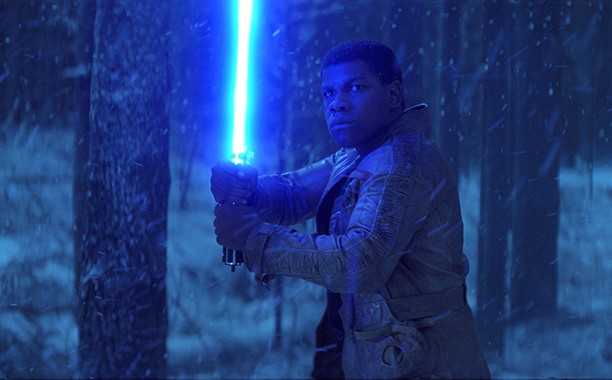 Depois de gesto heroico de Finn, Rey reflete sobre o que aconteceu (Foto: Lucasfilms)