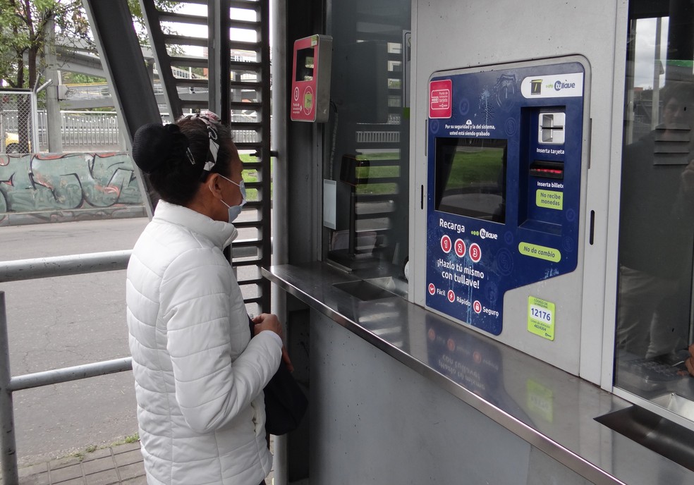 Cartão do BRT pode ser comprado na entrada das estações espalhadas pela cidade de Bogotá, na Colômbia — Foto: Cau Rodrigues/g1