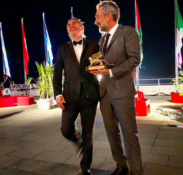 Joaquin Phoenix ao lado do diretor Todd Phillips, com o Leão de Ouro vencido por Coringa (2019) (Foto: Instagram)