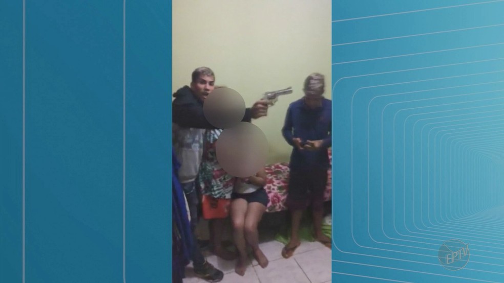 Dupla obrigou uma das vítimas a transmitir a rendição ao vivo pela internet  (Foto: Reprodução/EPTV)