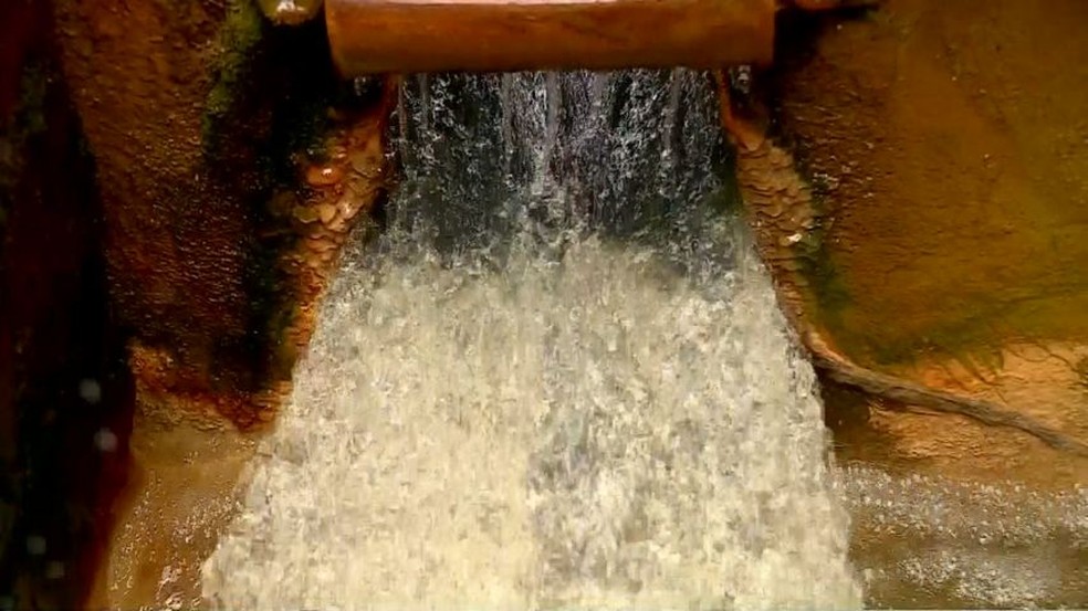 Volume de água em reservatório também está mais baixo, em Mantenópolis — Foto: Reprodução/ TV Gazeta