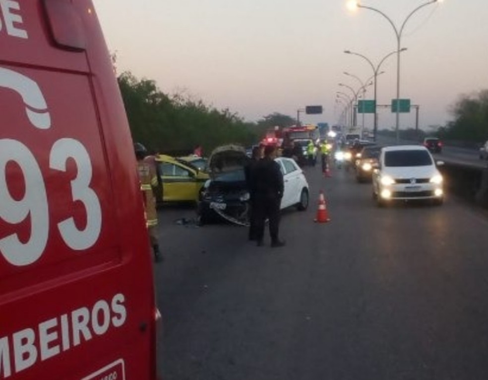 Dois carros e um táxi foram atingidos durante a perseguição — Foto: Divulgação/Centro de Operações Rio