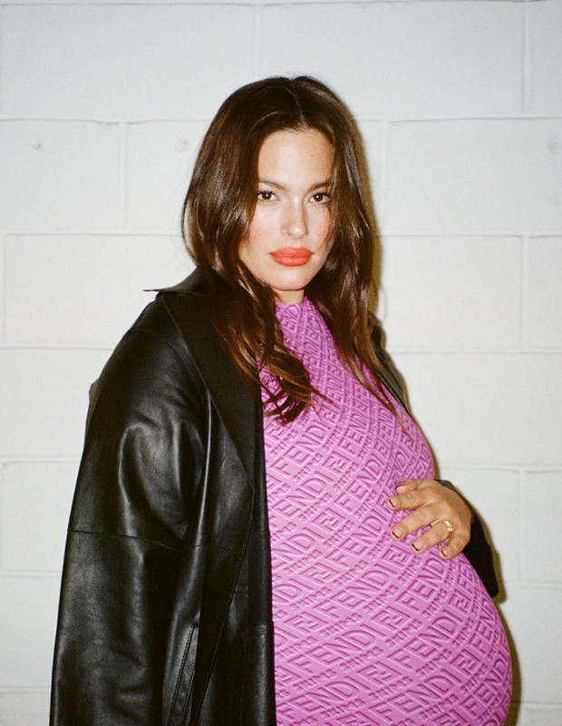 Ashley Graham mostra barrigão de gravidez das gêmeas (Foto: Reprodução/Instagram)