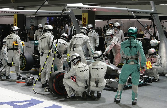 Mercedes tentou, em vão, resolver problema de Nico Rosberg em pit stop no GP de Cingapura (Foto: EFE)