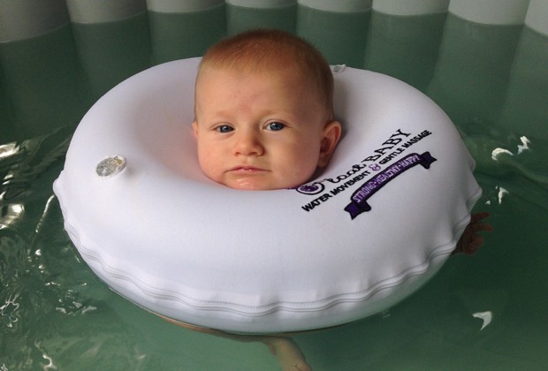 Bebê no dispositvo de flutuação do SPA, nos EUA (Foto: Reprodução)