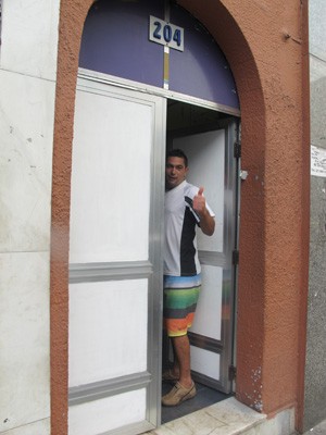 Alex Fagner conta que perdeu emprego por causa de horário restrito no albergue (Foto: João Bandeira de Mello)