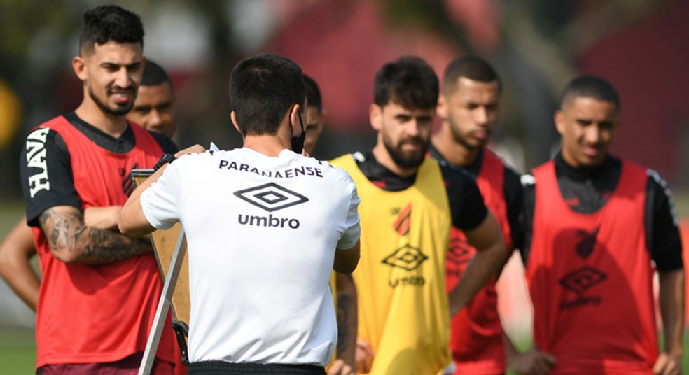 Athletico Tem Duvida No Meio E Aguarda Definicao De Thiago Heleno E Nikao Contra O Vasco Athletico Pr Ge