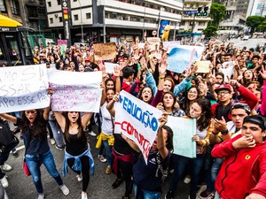 Estudantes da rede estadual de ensino saíram da concentração no vão livre do Masp, na Avenida Paulista, e seguiram em passeata até a sede da Secretaria Estadual de Educação, no Centro de São Paulo, em protesto contra a reestruturação do sistema de ensino (Foto: Dario Oliveira/Código19/Estadão Conteúdo)