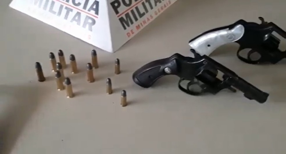 Armas apreendidas com o homem, segundo a PM — Foto: Polícia Militar / Divulgação