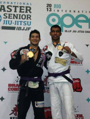 Lucas Daniel ao lado do amigo Erberth Santos, que conquistou a medalha de ouro na categoria pesado faixa roxa (Foto: Divulgação)
