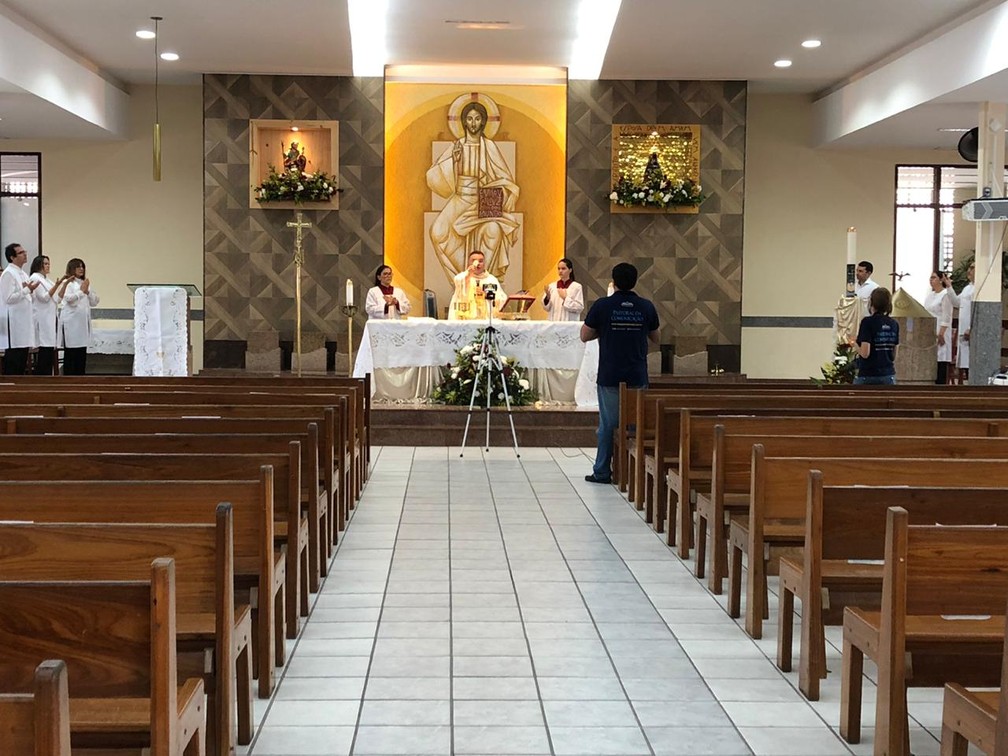 Com isolamento social, missas do Domingo de Páscoa são celebradas com  igrejas vazias e transmissão pela internet no RN | Rio Grande do Norte | G1