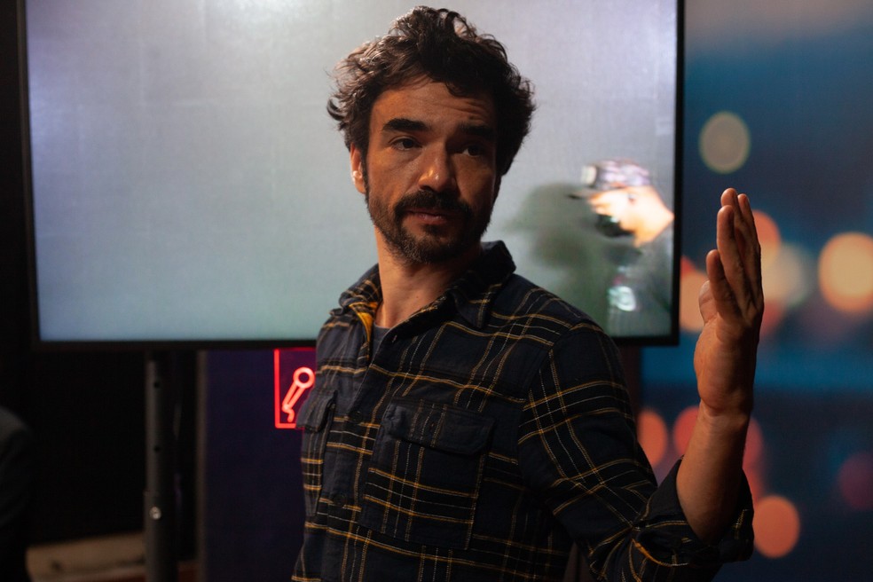 Caio Blat em ação no longa que marca sua estreia na direção de cinema — Foto: Divulgação