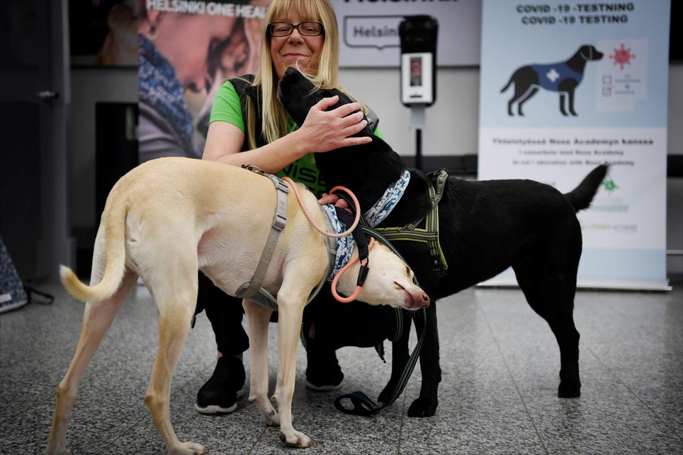 Kossi e Miina recebem o carinho da treinadora Susanna Paavilainen no Aeroporto Internacional de Helsinque-Vantaa, na última terça (22) — Foto: Antti Aimo-Koivisto/Lehtikuva/AFP