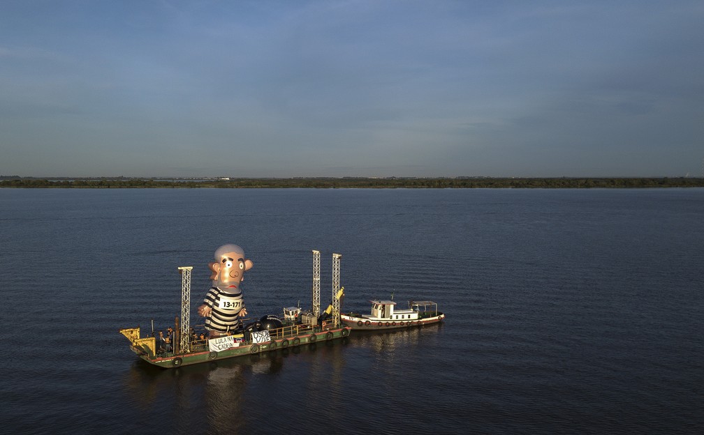 Pixuleco representa Lula em Porto Alegre.  (Foto: Jefferson Bernardes/AFP)