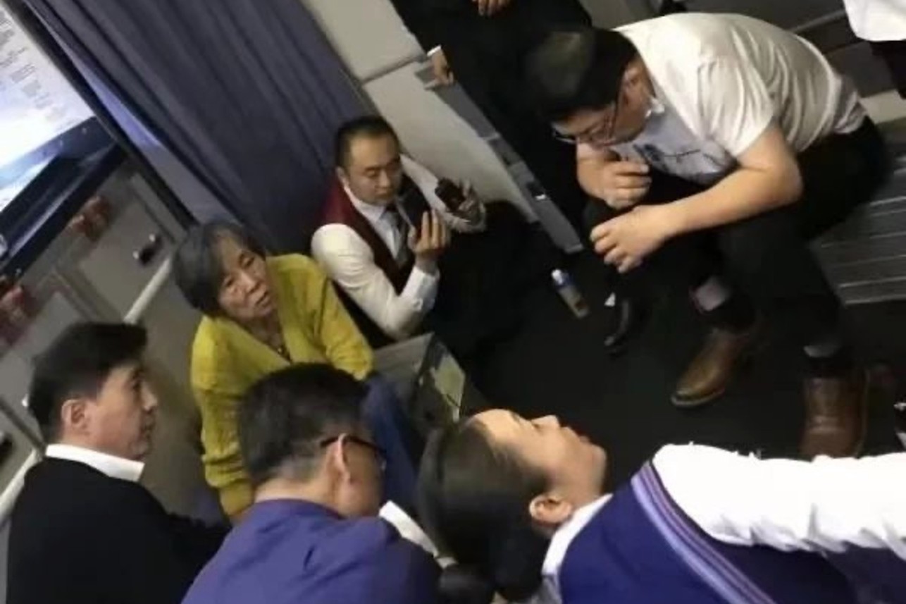 Paciente foi deitado no chão para que médicos pudessem realizar procedimento (Foto: Reprodução Southern Airlines)