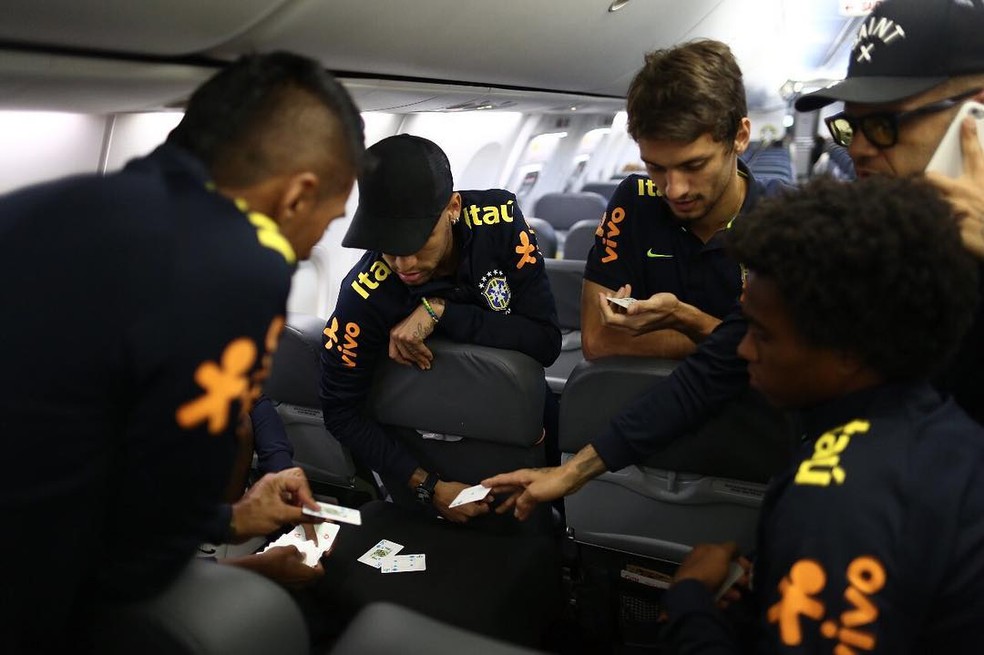 Rodrigo Caio com Neymar e companheiros da seleção: zagueiro volta nesta quarta à noite ao Brasil (Foto: Reprodução / Instagram)