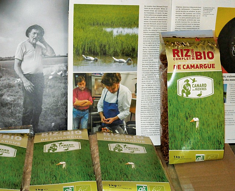 Embalagens do arroz orgânico produzido por Bernard Poujol em Camarga (Foto: Alana Fraga)