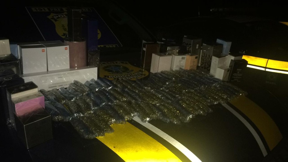 Perfumes, celulares e materiais usados para fabricar munição foram apreendidos — Foto: Juliana Peixoto/ Inter TV