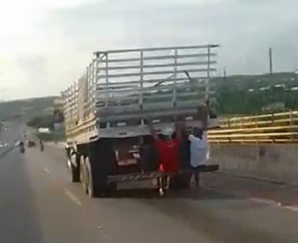 VÍDEO: Jovens são flagrados pegando carona pendurados em traseira de caminhão na ponte Newton Navarro em Natal
