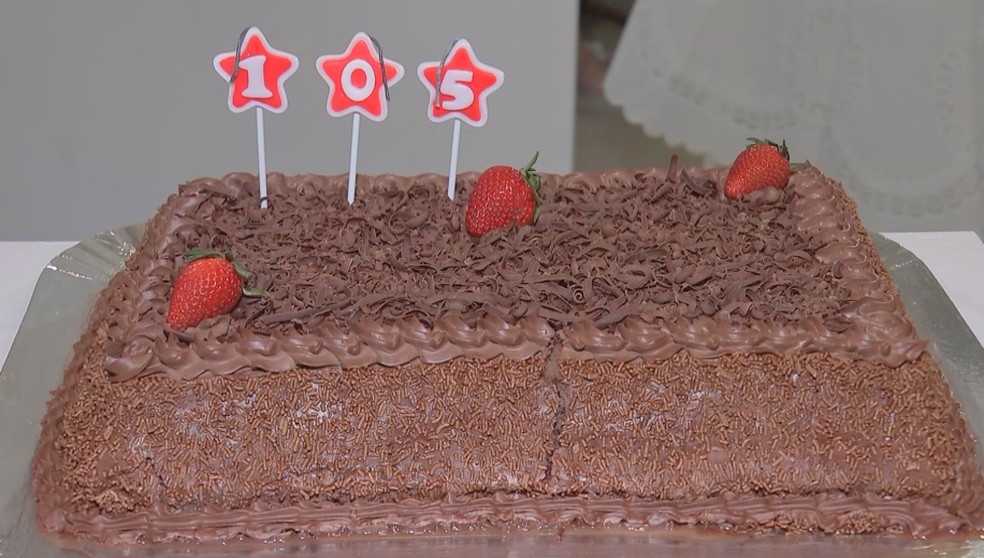 Bolo da senhora teve com três velinhas — Foto: Reprodução/TV TEM