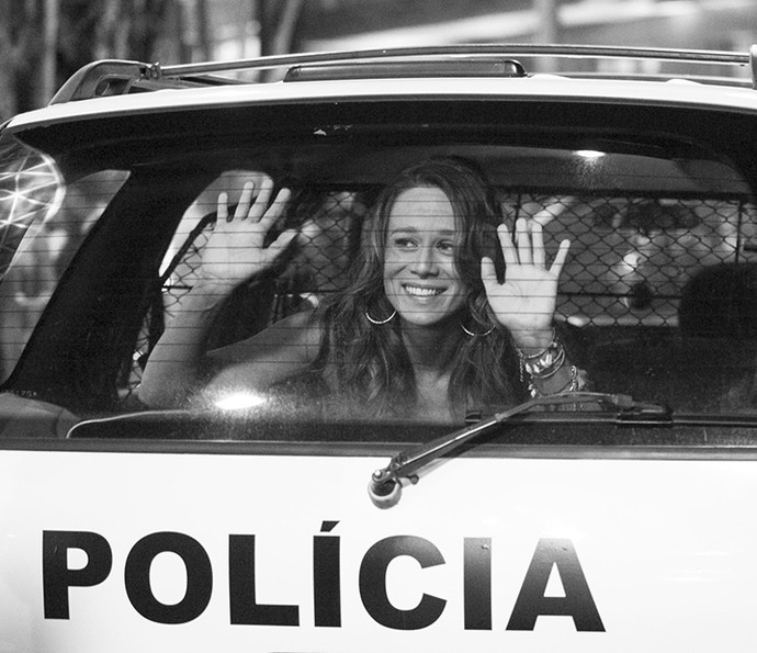 Mari Ximenes sorri de dentro do carro de polícia. Tancinha com olhar de apaixonada para Apolo <3 (Foto: Rapahel Dias/Gshow)