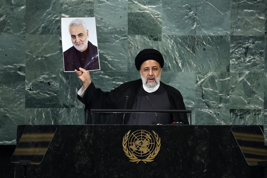 Presidente iraniano leva foto de general Qasem Soleimani, morto em 2020, para Assembleia Geral da ONU