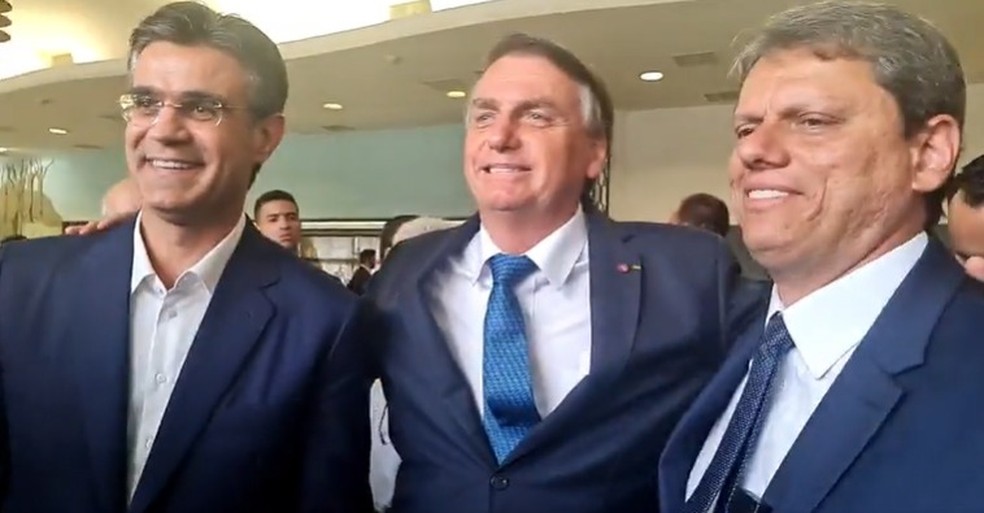 Rodrigo Garcia, Jair Bolsonaro e Tarcísio de Freitas durante entrevista em São Paulo — Foto: Reprodução/Facebook