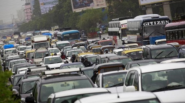 Veículos em engarrafamento após fortes chuvas em Mumbai. Índia quer transformar carro particular em táxi (Foto: Reuters)