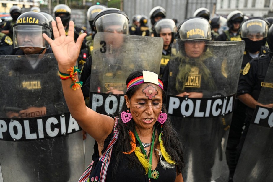 Mulher protesta contra governo de Dina Boluarte e Congresso em Lima, no Peru