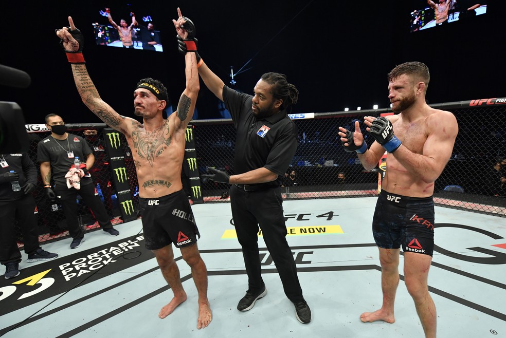 Max Holloway dominou Calvin Kattar por cinco rounds — Foto: Getty Images