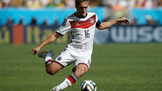 Lahm defendia o Bayern de Munique e agora está aposentado — Foto: AFP