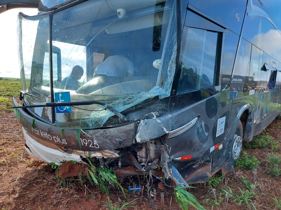Ônibus teve danos na parte da frente — Foto: PRF-MT