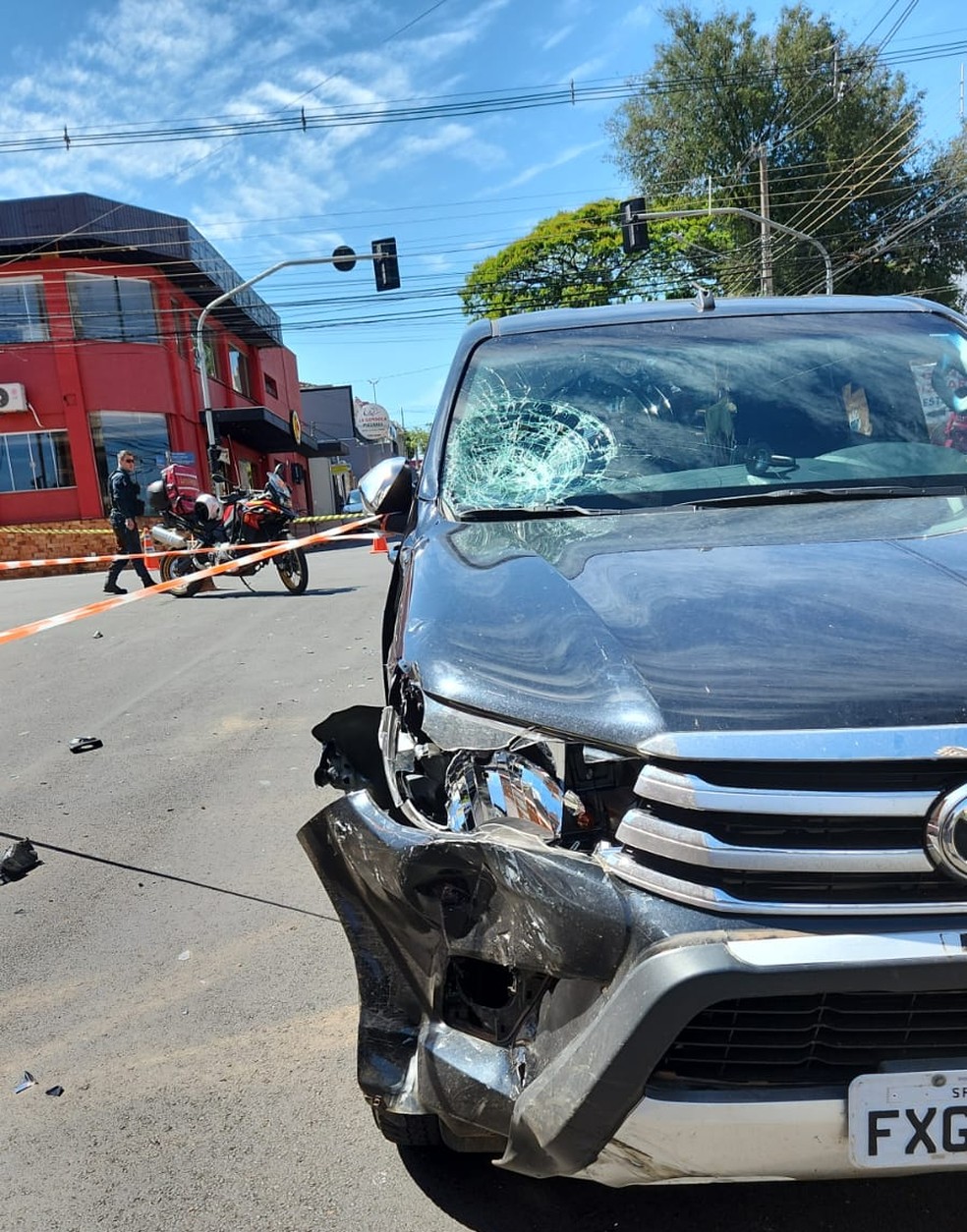 Lateral da caminhonete ficou destruída com a batida  — Foto: TV Morena/ Reprodução 