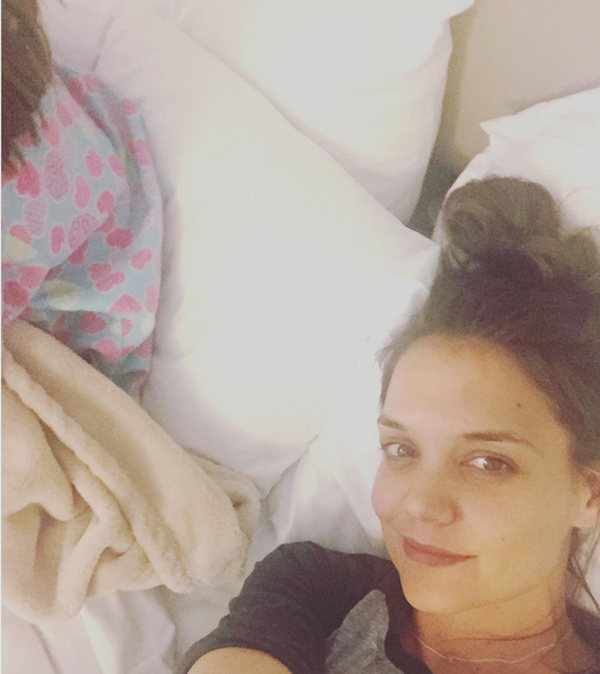 A atriz Katie Holmes com a filha, Suri (Foto: Instagram)