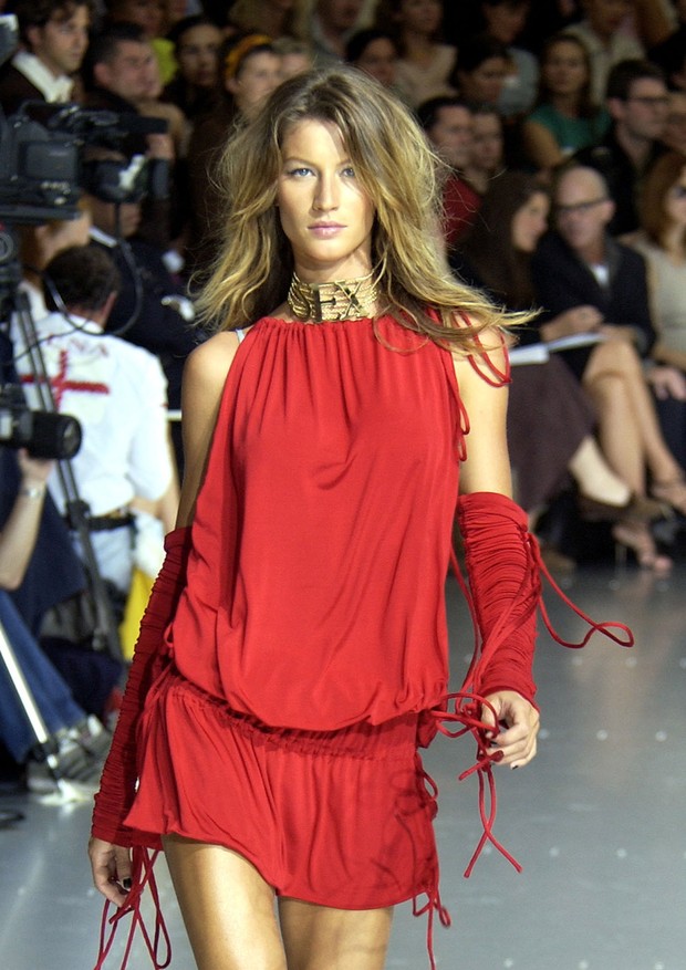 Gisele Bundchen models Dolce & Gabbana Women's Spring 2003 Collection (Photo by Gruber/WireImage) (Foto: WireImage)