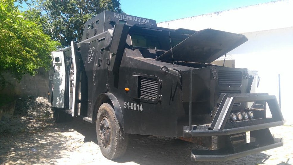 Comando da PM confirmou que o blindado foi acionado vrias vezes para entrar em diferentes reas de Maca (Foto: Renan Gouva/Inter TV)